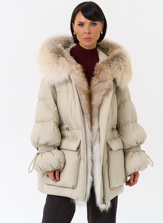 Женский пуховик с капюшоном из меха лисы