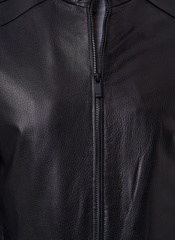 Мужская кожаная куртка черного цвета 