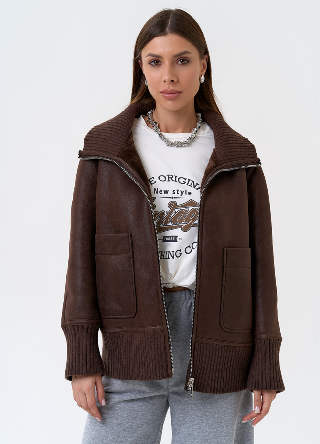 Женский двухсторонний бомбер из эко замши в коричневом цвете модель № 31436 меха малина