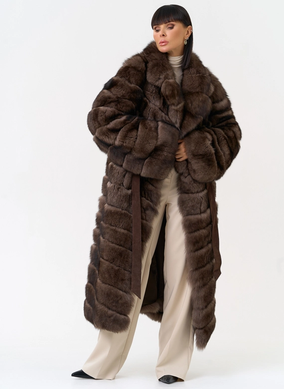 Длинная шуба из меха песца с английским воротником