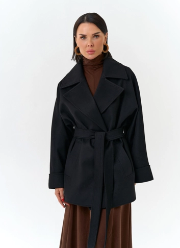 Женское укороченное пальто черного цвета