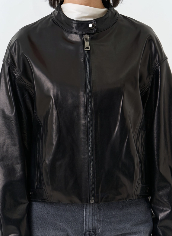 Женская короткая куртка из натуральной кожи 