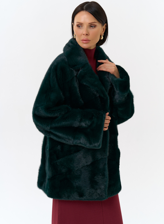 Шуба из меха норки с английским воротником в зеленом цвете