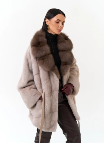 Женская шуба из меха норки с воротником из меха куницы фото