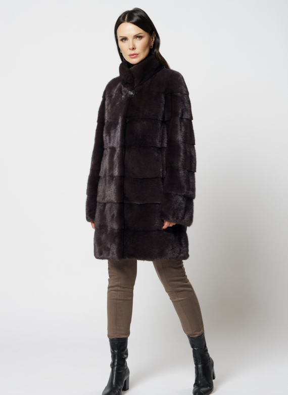 Норковая шуба с воротником стойкой коричневого цвета