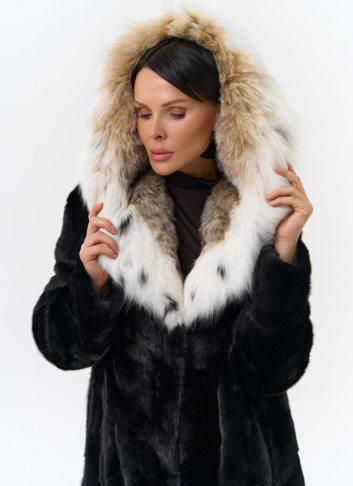 Норковая шуба черного цвета с рысью