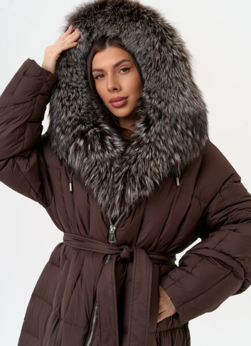 Женский пуховик с отделкой из чернобурой лисы