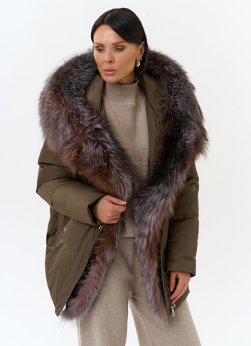 Женский пуховик с отделкой из меха блюфрост