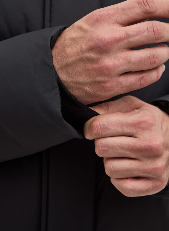 Мужской пуховик черного цвета 