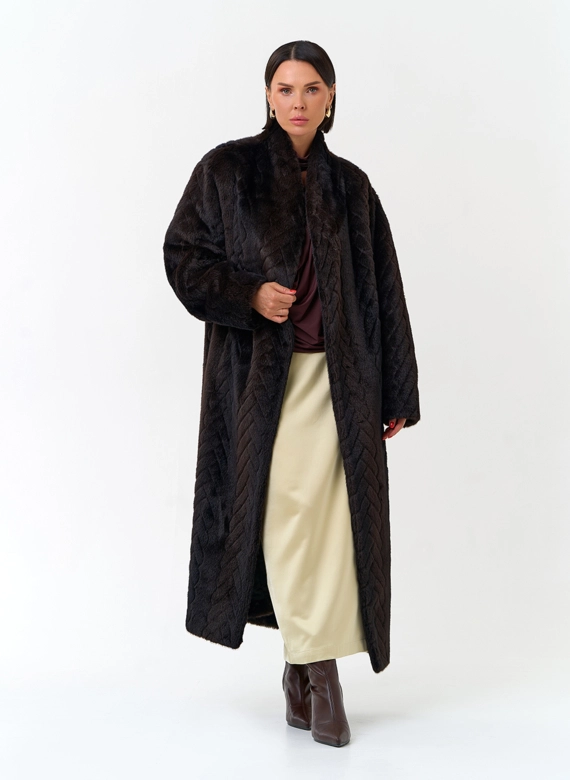 Темное пальто из эко меха с поясом фото