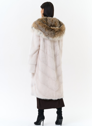 Светлая шуба с рысью
