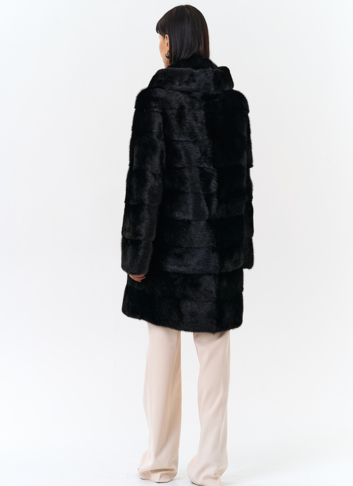 Шуба из норки с капюшоном черного цвета